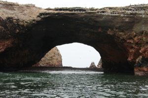 Las Islas Ballestas - Rotsformatie met ontelbare vogels