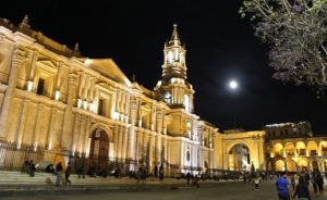 Arequipa - Kathedraal op Plaza Mayor bij avondlicht en volle maan