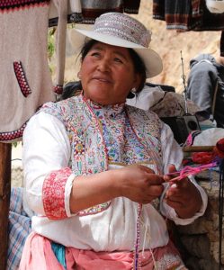 Verkoopster op een van de stopplaatsen op de weg naar Colca Canyon