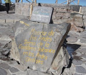 Markering van het hoogste punt van de route op 4910 meter