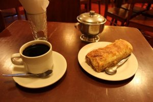 Cusco - Cafe Ayllii - Koffie met Pie de Manzana