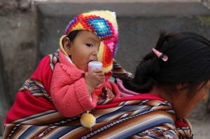 Cusco - San Blas - Kind op de rug van een verkoopster